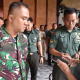 Dandim 0825/Banyuwangi Letkol Arh Joko Sukoyo saat memeriksa HP anggota