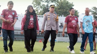 Bupati Banyuwangi Ipuk Fiestiandani dan Kapolresta Banyuwangi Kombespol Rama Samtama Putra hadir di Stadion Diponegoro untuk mendukung Persewangi