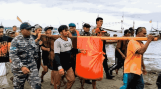 Tim SAR gabungan mengevakuasi jenazah korban di Perairan Tanjung Wedi