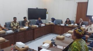 Suasana rapat kerja antara DPRD Banyuwangi dan BPN terkait konversi sertifikat tanah.