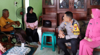 Kapolresta Banyuwangi mengunjungi anggota yang sakit