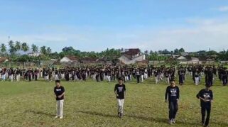 Siswa SMK Muhammadiyah 8 Siliragung mengikuti senam pagi bersama di lapangan.