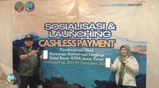 Kepala BBKSDA Jatim dan perwakilan lainnya meresmikan Cashless Payment.