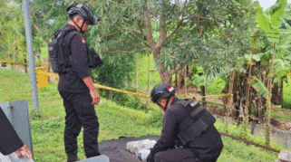 Petugas Polres Madiun memeriksa paket mencurigakan di lokasi kejadian.