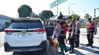 Petugas kepolisian melakukan pengamanan di Pelabuhan Ketapang Banyuwangi.