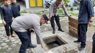 Lokasi sumur resapan air di halaman SDN 3 Kabat yang kehilangan penutup.
