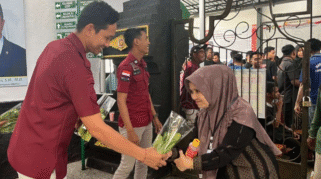 Kegiatan penyaluran sayuran hasil panen kepada keluarga warga binaan di Lapas Banyuwangi.