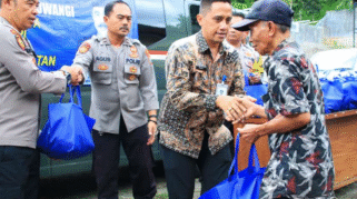 Lapas Banyuwangi dan Polsek Licin Salurkan Bansos untuk Warga Prasejahtera di Licin Petugas Lapas Banyuwangi dan anggota Polsek Licin menyerahkan paket sembako kepada warga prasejahtera.