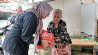 Gerakan Banyuwangi Berbagi: Tekan Kemiskinan dengan Gotong Royong Bupati Banyuwangi Ipuk Fiestiandani menyerahkan bantuan sembako kepada warga