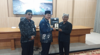Wakil Wali Kota Magelang menerima cinderamata dari Wakil Bupati Banyuwangi.