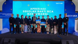 Foto penyerahan simbolis dana kepada perwakilan Sekolah Bakti BCA Banyuwangi.