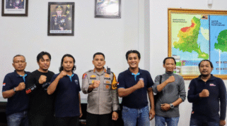 Polresta Banyuwangi dan KJJT Banyuwangi Gandeng Tangan, Siap Edukasi Pelajar Kapolresta Banyuwangi Kombes Pol. Rama Samtama Putra berfoto bersama pengurus KJJT Banyuwangi