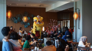 Kokoon Hotel Banyuwangi Rayakan Imlek dengan Meriah: Barongsai & Hidangan Spesial, Hunian Tinggi! Pertunjukan Barongsai yang meriah di Kokoon Hotel Banyuwangi dalam rangka perayaan Tahun Baru Imlek.