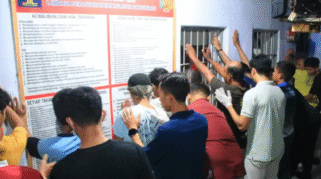 Petugas Lapas Banyuwangi memeriksa kamar hunian warga binaan dalam rangka razia malam hari.