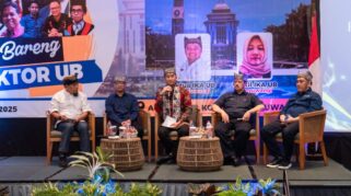 Rektor UB Hadir di Banyuwangi, Perkuat Jaringan Alumni dan Dorong Bisnis Lokal Rektor UB dan beberapa pengurus IKA UB Banyuwangi duduk di atas panggung dalam suatu acara.