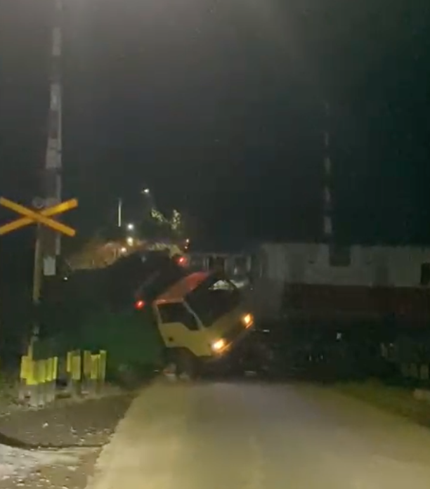 Disaat Truk Cengkeh di Banyuwangi ditabrak oleh KA Pandanwangi