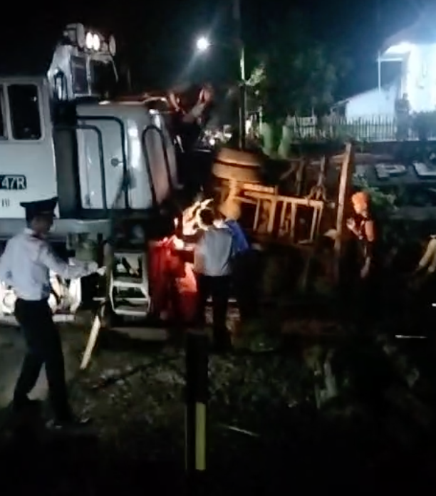 Kondisi setelah Truk Cengkeh di Banyuwangi ditabrak oleh KA Pandanwangi.