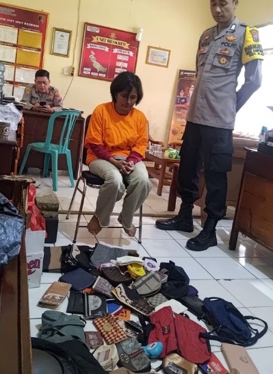 Polisi amankan dompet hasil curian.