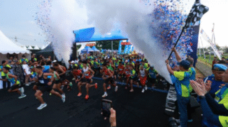Ribuan Pelari Ramaikan East Java Running Festival di Banyuwangi, Suksesnya Event Sport Tourism Rombongan pelari memulai start East Java Running Festival di Banyuwangi, diiringi confetti dan asap.