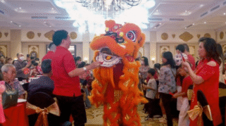 Aston Banyuwangi Sukses Gelar Ciak Tok Dinner Imlek, Lebih dari 1.000 Tamu Hadir Tamu-tamu menikmati hiburan barongsai dalam acara Ciak Tok Dinner Imlek di Aston Banyuwangi.