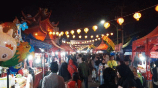 Festival Kuliner Pecinan Banyuwangi: Semarak Imlek 2576 di Kelenteng Hoo Tong Bio Pengunjung menikmati kuliner dan pertunjukan barongsai di Festival Kuliner Pecinan Banyuwangi.