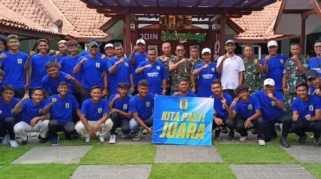 Tim Banyuwangi Putra FC berfoto bersama perwakilan Pemkab Banyuwangi dengan spanduk "Kita Pasti Juara".