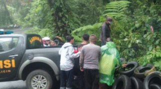 Polisi dan warga investigasi kecelakaan motor di jalur Erek-erek.