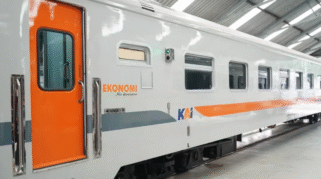 Gerbong kelas ekonomi Kereta Api Ijen Ekspres