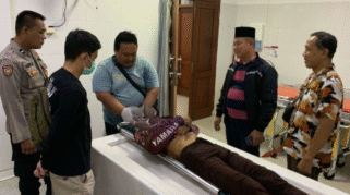 Pria Paruh Baya pemanjat pohon kelapa di banyuwangi meninggal dunia.