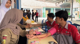 siswa jurusan asisten keperawatan dan caregiver periksa kesehatan gratis siswa smuhero.