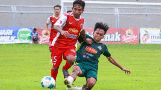 Pemain Persedikab Kediri dan Mitra Surabaya berebut bola.