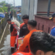 Tim BPBD Banyuwangi menyalurkan bantuan makanan kepada warga terdampak banjir.