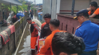 Tim BPBD Banyuwangi menyalurkan bantuan makanan kepada warga terdampak banjir.
