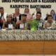 Peserta bedah buku duduk melingkar dengan buku Jejak Kritik di meja, dipandu moderator.