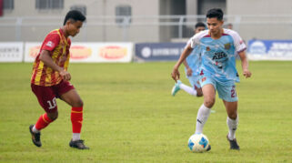 Aksi Akbar Syakira mencetak gol untuk Persewangi Banyuwangi.