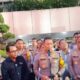 Petugas Ditlantas Polda Jatim memantau arus lalu lintas di Pelabuhan Ketapang, Banyuwangi.