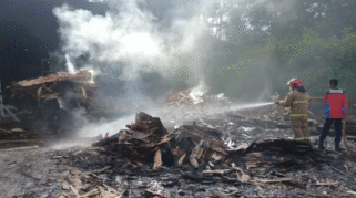 Asap pekat akibat kebakaran limbah kayu di pabrik PT APL