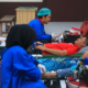 Pegawai Lapas Banyuwangi mengikuti kegiatan donor darah di Aula Sahardjo.