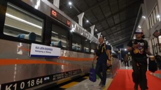 Kereta Api Ijen Ekspres di Stasiun Ketapang Banyuwangi