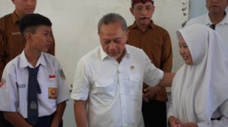 Menteri Zulkifli Hasan memberikan bantuan kepada siswa tidak mampu di Banyuwangi.