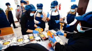 Menteri Zulkifli Hasan meninjau proses penyiapan dan distribusi makanan program Makan Bergizi Gratis di Banyuwangi.