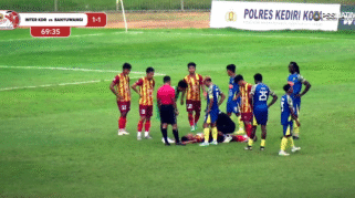 Seorang pemain Inter Kediri terjatuh di lapangan.