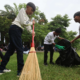 Masyarakat Banyuwangi memilah sampah organik dan anorganik di Taman Blambangan