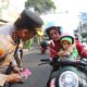 Pengendara menerima cokelat dan helm dari Polresta Banyuwangi di Hari Valentine.
