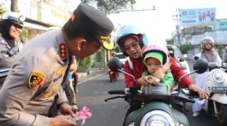 Pengendara menerima cokelat dan helm dari Polresta Banyuwangi di Hari Valentine.