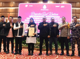 Kemenangan Pilbup Banyuwangi oleh Ipuk Fiestiandani dan Mujiono