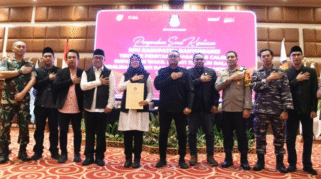 Kemenangan Pilbup Banyuwangi oleh Ipuk Fiestiandani dan Mujiono