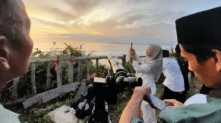 Tim Hilal Banyuwangi melakukan pengamatan hilal di Pantai Pancur