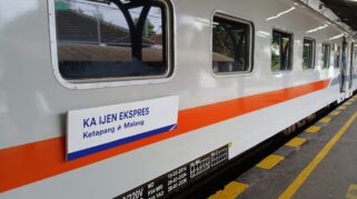 Kereta Ijen Ekspres melaju di jalur Banyuwangi-Malang