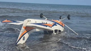 Pesawat latih Cessna 172 SP terendam sebagian di Pantai Muncar setelah pendaratan darurat.